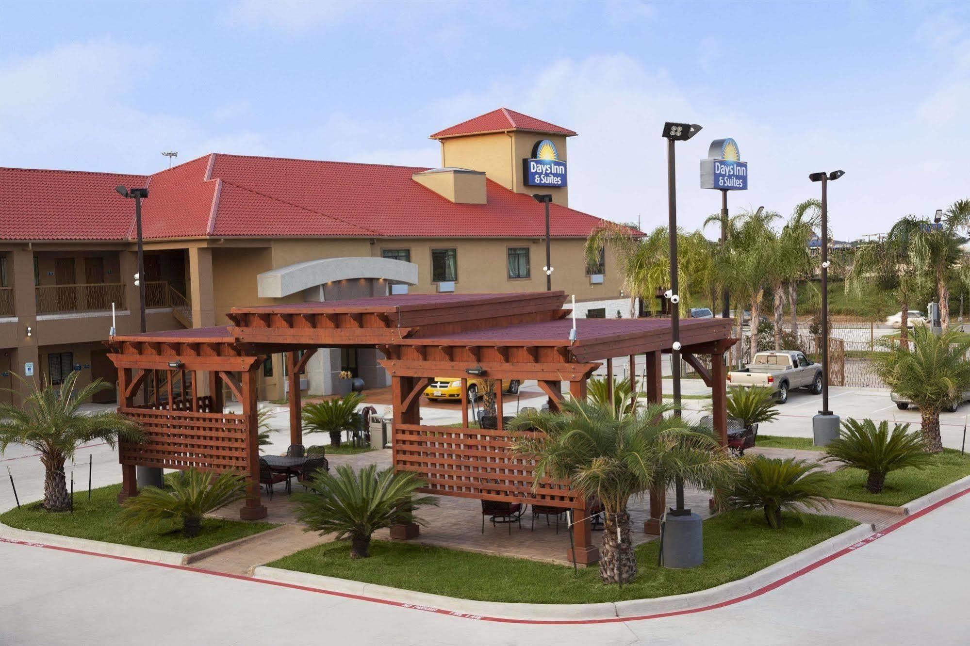 Days Inn & Suites By Wyndham Houston North-Spring Westfield Exterior photo