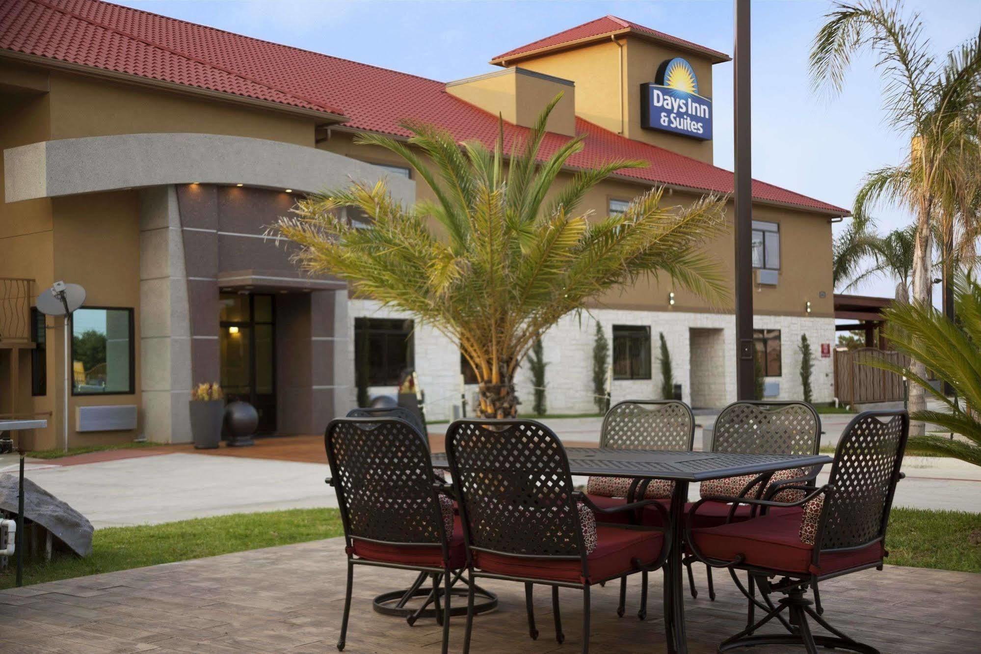 Days Inn & Suites By Wyndham Houston North-Spring Westfield Exterior photo